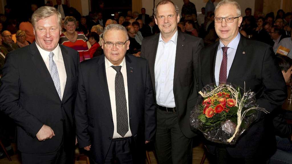 Kandidatenkür der CDU im Wahlkreis 15: Einen Blumenstrauß gab es für den neuen Landtagskandidaten Thomas Ehbrecht (ganz rechts). Es gratulierten Bernd Althusmann, Lothar Koch und Fritz Güntzler (von links). Kandidatenkür der CDU im Wahlkreis 15: Einen Blumenstrauß gab es für den neuen Landtagskandidaten Thomas Ehbrecht (ganz rechts). Es gratulierten Bernd Althusmann, Lothar Koch und Fritz Güntzler (von links).
